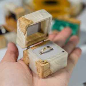 Boîte à bague artisanale de luxe Orion en résine et bois, style européen. Porte-photographie de fiançailles mignon, design floral, durable - Product Image 2