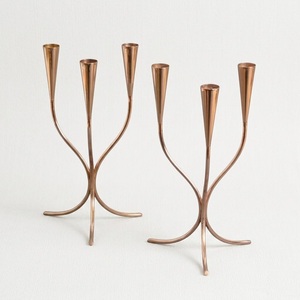 Support de bougie en cuivre moderne de style mid-century, candélabre à 3 têtes pour la décoration de table festive et l'aménagement d'hôtels haut de gamme - Product Image 1