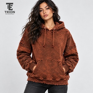 Sweat à capuche élégant pour femme, effet usé, aspect vintage délavé, tissu confortable, coupe décontractée et détails bruts audacieux. - Product Image 1
