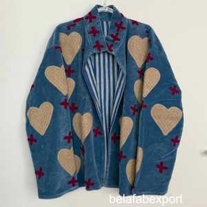 Veste en velours bleu avec applique en forme de cœur et motif croix rouge, coupe ample, manches longues, style décontracté pour les occasions festives - Product Image 1