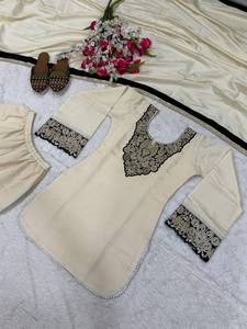 Realza tu Estilo con Nuestro Nuevo Diseño de Moda Pakistaní para Bodas y Fiestas: Kurta/Kurti Moderno de Georgette Sintético con Dupatta a Juego - Product Image 6