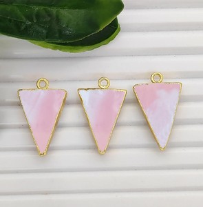 Dijes de Ópalo Rosa Triangular - Colgantes Chapados en Oro al por Mayor para la Creación de Joyería DIY - Product Image 1