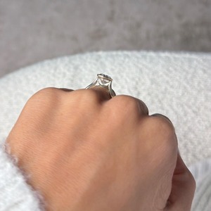 Anillo de Compromiso con Diamante Cultivado en Laboratorio, Corte Clásico Cojín de 4 Quilates, Certificado IGI, Engaste en Bisel, Oro Sólido de 14K para Mujer, Blanco D.E. Color - Product Image 4