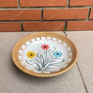 Juego de bandejas de servir de cerámica bohemia con marco de ratán tejido y borde floral con patrón de naturaleza muerta - Product Image 6