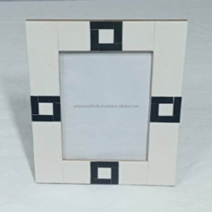 Cadre photo en bois artisanal avec incrustation en résine marbrée gris fumé, bord biseauté, décoration moderne - Product Image 5