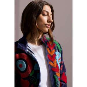 Veste Suzani en coton faite à la main en bleu foncé avec broderie florale multicolore, manteau bohème pour femmes - Product Image 5