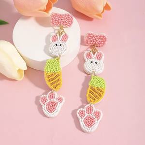 Nouveautés : Boucles d'oreilles clous classiques unisexe, faites main, en perles de rocaille, couleur rose et blanc, design chapeau rose, pour enseignant(e)s et mariages - Product Image 4