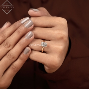 Anillo Solitario de Diamante Corte Esmeralda en Oro Amarillo con Engaste Alto, Joyería de Compromiso de Lujo para Mujer, Regalo de Diseño Exclusivo - Product Image 2