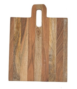 Elegante tabla de cortar de madera con borde tallado, ideal para servir pan, queso y aperitivos gourmet de forma elegante. - Product Image 6