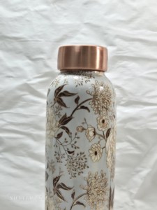 Bouteille d'eau de luxe en cuivre pur à imprimé floral 1000 ml, artisanale, pour la santé ayurvédique, anti-fuite, pour le yoga, la gym et le bien-être - Product Image 2