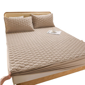 Protector de colchón impermeable de buena calidad con superficie suave para protección diaria. - Product Image 1