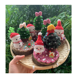 Porte-clés de Noël en crochet fait main, breloque de sac tricotée pour les fêtes, cadeau souvenir, accessoire de sac à dos mignon et festif - Product Image 3