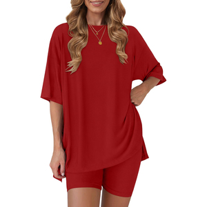 Ensemble 2 pièces en tricot rouge pour femmes, haut à col rond ample à manches courtes avec short au-dessus du genou, uni, respirant, décontracté, pour le printemps et l'été - Product Image 1