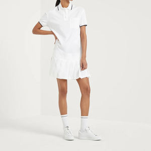 Vestido de Tenis Elegante sin Mangas con Cuello, Color Beige con Detalles en Rojo Vino, Ropa de Invierno, Logotipo Frontal, Secado Rápido, 100% Poliéster - Product Image 1