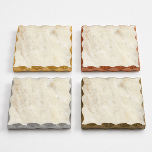 Ensemble de sous-verres en marbre personnalisés faits à la main avec bord ondulé doré, sous-verres en pierre blanche naturelle de forme carrée organique - Product Image 2