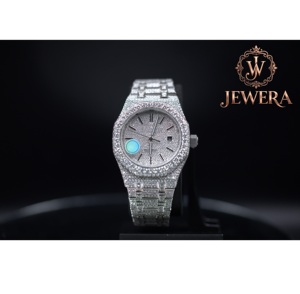 Reloj Mossinate Premium de Acero Inoxidable Plateado con Diamantes, un Reloj de Moda con Diamantes Reales y un Diseño Duradero - Product Image 1
