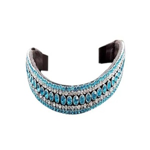 Diadema de cuero genuino negro curvado con cadena metálica de 5 filas de cristales brillantes y pedrería, ideal para carreras de caballos. - Product Image 2