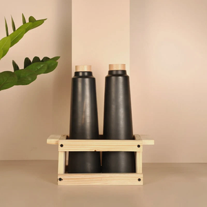 Juego de 2 botellas de terracota hechas a mano con caja de madera - 800 ml con corcho y tapa de madera (Sin colores ni químicos utilizados) - Product Image 1