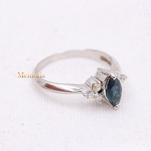 Bague de fiançailles en or blanc massif 18 carats avec saphir bleu marquise naturel et grappe de diamants latéraux, Memoria Jewels - Product Image 3
