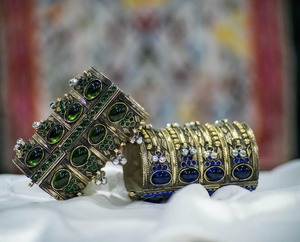 Bracelet à breloques multicouche avec pièces de monnaie afghanes, gravures détaillées et travail métallique orné, inspiré du style nomade - Product Image 4