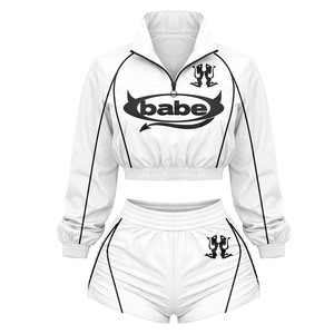 Conjunto de shorts de poli spandex de alta calidad con chaqueta corta con paneles en contraste negro, camiseta 100% algodón con logo personalizado y shorts. - Product Image 1