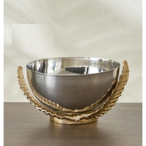 Corbeille à fruits en métal argenté brossé avec deux poignées en branches dorées à plumes, centre de table, plat de service - Product Image 1