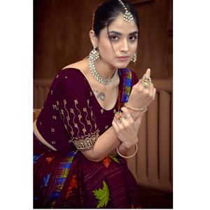 Blusa de un solo hombro de georgette de color liso, estilo tradicional, para uso casual, morada, elegante, ideal para bodas, para personas a la vanguardia de la moda. - Product Image 1