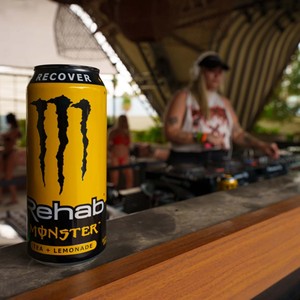 Bebida Energética Premium Monster Energy Rehab con Té y Electrolitos para una Energía y Hidratación Equilibradas - Product Image 2