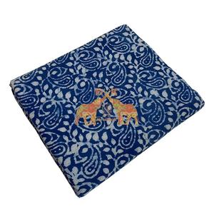 Tissu Sanganeri imprimé à la main en coton indien pur à 100 %, bleu indigo, pour rideaux, chemises et jouets pour garçons – Vente en gros - Product Image 1