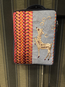 Sac fourre-tout brodé à la main avec motif chat jaune et oiseau, bordure géométrique colorée, style adulte pour femmes, provenant du Gujarat - Product Image 4