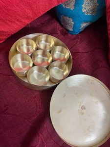 Ensemble de boîtes à masala en laiton doré, 7 bols ronds pour épices avec couvercle décoratif et cuillère - Product Image 4