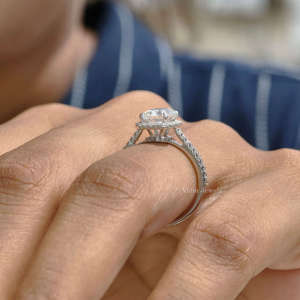 แหวนหมั้นผู้หญิงทรงคลาสสิกประดับโมอิสซาไนต์ทรงเรเดียนท์คัท น้ำหนัก 2.35 กะรัต ตัวเรือนเงินแท้ 925 ของขวัญแต่งงาน ประดับเพชรแบบฮาโลพาเว่ - Product Image 5