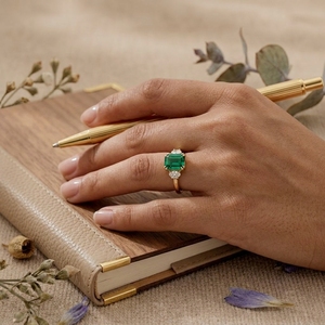 Anillo de Compromiso de Tres Piedras con Gema Verde Corte Esmeralda para Mujer, Oro de 14K, Anillo de Boda Vintage - Product Image 6