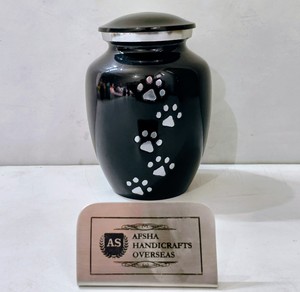 Urna Funeraria Ecológica para Cenizas de Mascotas, Estilo Americano/Europeo, con Grabado de Patas Plateadas sobre Fondo Negro - Product Image 3