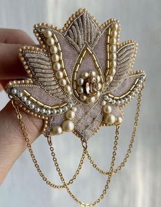 MD HANDICRAFTS Broche Floral Bordado a Mano con Perlas, Cristales y Cuentas para Boda y Compromiso Unisex - Product Image 2