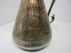 Carafe à eau en métal vintage, pichet décoratif antique gravé, carafe en métal artisanale traditionnelle pour la décoration intérieure et les collectionneurs - Product Image 6