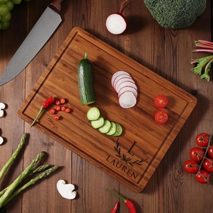 Planche à découper en bois personnalisée avec rainure pour jus, épaisse, durable, sûre pour les couteaux, idéale pour couper, servir et offrir - Product Image 1