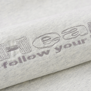 เสื้อยืดแขนสั้นทรงปกติสำหรับผู้ชาย สีเทาอ่อน คอกลม ผ้าฝ้าย 100% ระบายอากาศได้ดี สไตล์สตรีทแวร์ ออกแบบได้ตามต้องการ พร้อมโลโก้ด้านหน้า - Product Image 6