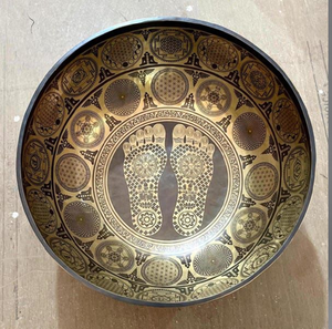 Vista interior de una cuenco tibetana con sagradas patas de Buda y patrones geométricos de mandala. Disponible a precios de mayorista. - Product Image 1