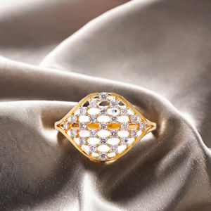 Anillo Geométrico de Oro Amarillo de Alta Calidad con Circonita Cúbica, Anillo de Compromiso para Mujer con Corte Oval Intrincado - Product Image 4