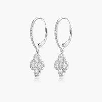 Pendientes de Oro Blanco con Trébol Floral y Diamantes Cultivados en Laboratorio