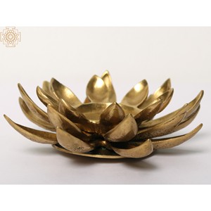 Lanterne à bougie en métal de conception de lotus en laiton de 6 pouces faite à la main avec la caractéristique d'article de décor à la maison - Product Image 3