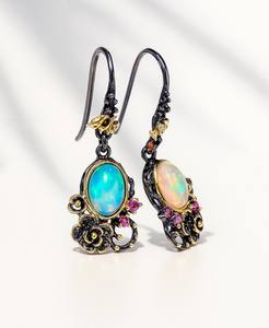 ห่วงดอกไม้โอปอลไฟ ประดับด้วยความสง่างามที่ได้รับแรงบันดาลใจจากธรรมชาติ เงินสเตอร์ลิง ประกายเปล่งประกาย สวยงามเหนือกาลเวลา ของขวัญทำมือ - Product Image 1