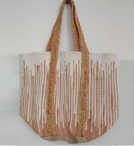 Sac fourre-tout bandoulière bohème en jute à pompons pour femme, confortable à porter sous le bras ou à l'épaule, idéal pour le shopping en été, en hiver, en automne et au printemps - Product Image 1
