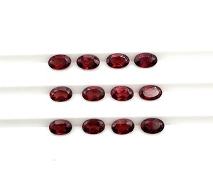 Pierre précieuse naturelle grenat du Mozambique, taille ovale rouge facettée, plusieurs tailles disponibles pour la fabrication de bijoux - Product Image 3