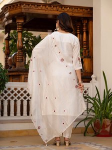 Conjunto de Traje Bordado de Seda Mango Premium para Mujer |   Pantalón Recto y Dupatta de Diseñador |   Venta al por Mayor de Ropa Global - Product Image 5