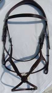 Brida Inglesa de Cuero Marrón y Negro para Caballo con Corona Acolchada y Hebillas de Acero Inoxidable - Product Image 4