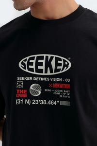 เสื้อยืดโอเวอร์ไซส์สีดำสำหรับผู้ชาย แขนสั้น คอกลม ผ้าเจอร์ซีย์คอตตอน 100% น้ำหนัก 240 กรัม ทรงปกติ ยาวปกติ เป็นมิตรกับสิ่งแวดล้อม - Product Image 4