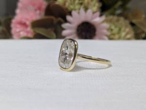 Anillo de Compromiso Lurba Jewels de Oro Amarillo Sólido de 10K con Moissanita de Corte Cojín de 3.75 Ct y Engaste de Bisel, Regalo de Boda - Product Image 2