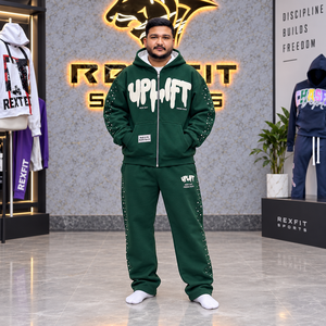Ensemble de survêtement lourd pour homme avec sweat à capuche zippé, pantalon de survêtement à jambe large en molleton brossé, ornements en strass et texte appliqué en relief, avec étiquette personnalisée - Product Image 1